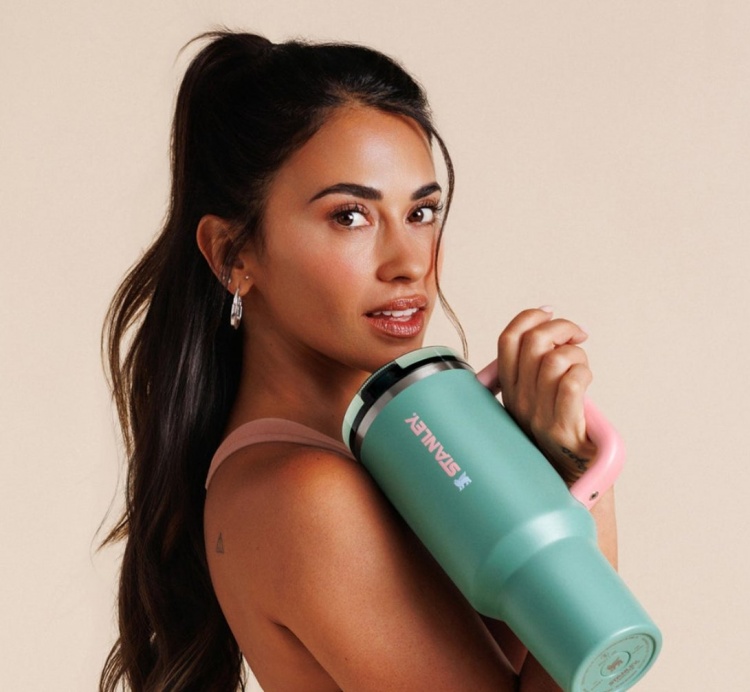 商业合作！斯坦利推出安东内拉联名保温杯，售价30美元到60美元